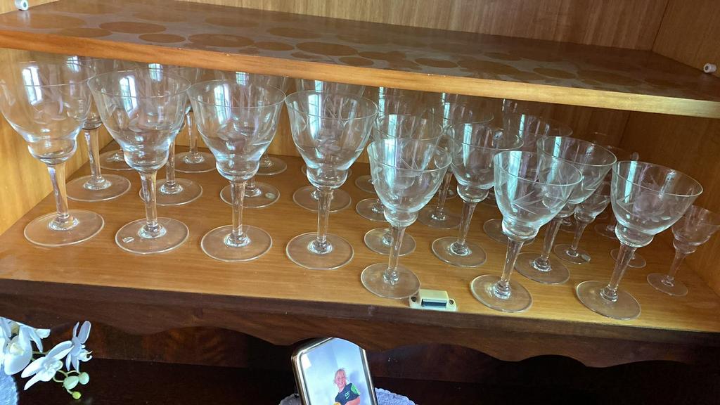 Heel oud glasservies met gravures, Enlèvement