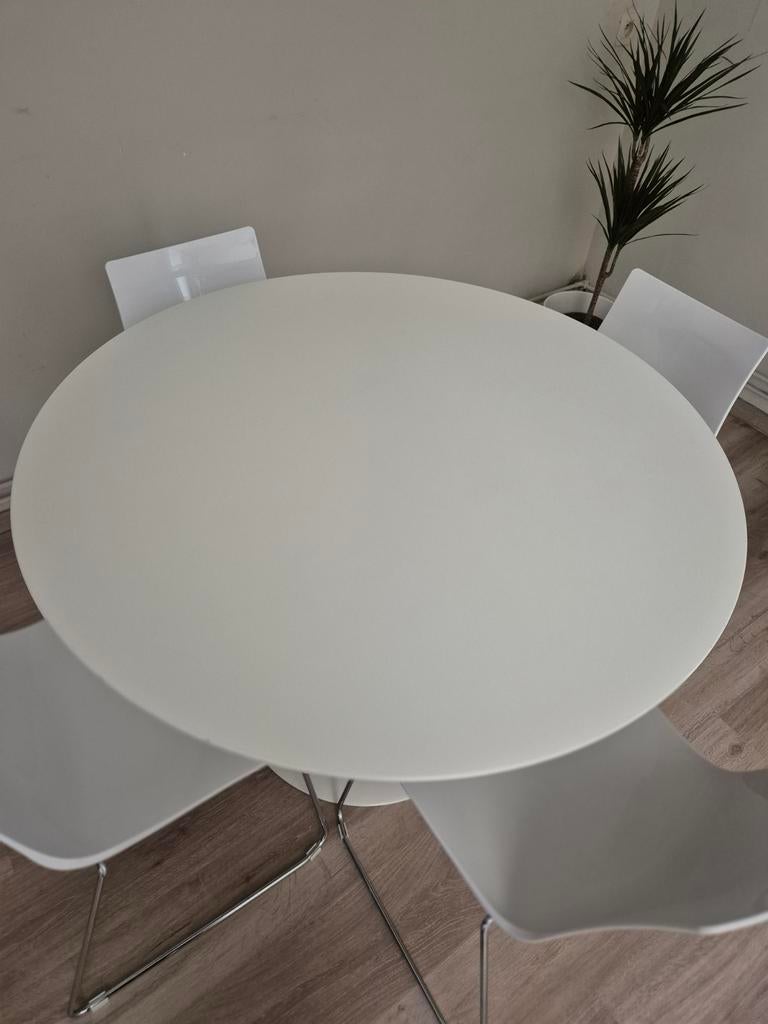 Tafel en 4 stoelen. Kan apart gekocht worden., Huis en Inrichting, Ophalen