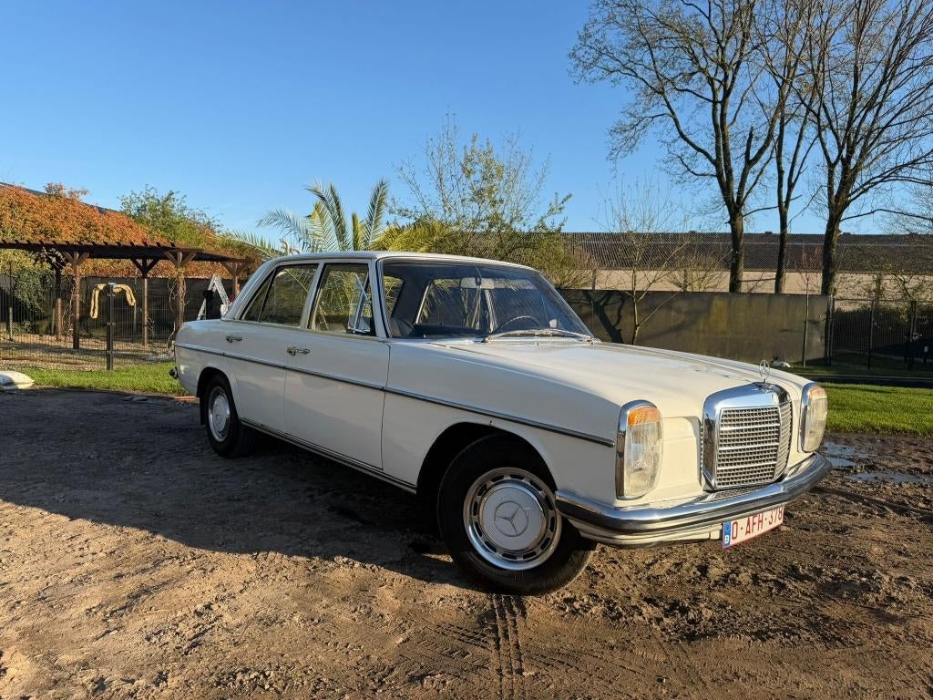 Mercedes-Benz W114, Autos, Mercedes-Benz, Particulier, Autres modèles, Radio, Essence, Berline, 5 portes, Boîte manuelle, Beige