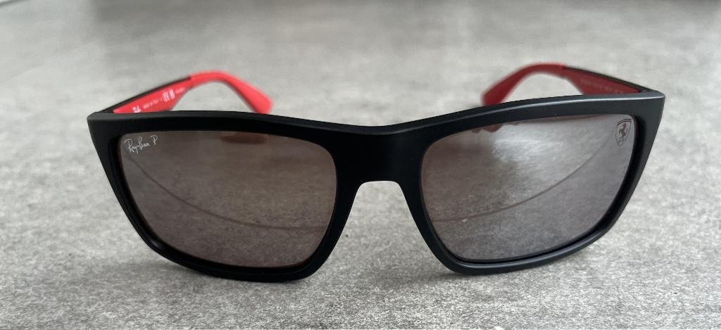 Ray-Ban 4228M SCUDERIA FERRARI COLLECTION, Handtassen en Accessoires, Zonnebrillen en Brillen | Heren, Zonnebril, Zwart, Ophalen of Verzenden