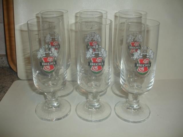 6 bierglazen Beck's Bier, 20cl, op kort steeltje, € 3,00, Ophalen of Verzenden, Zo goed als nieuw, Glas of Glazen, Overige merken