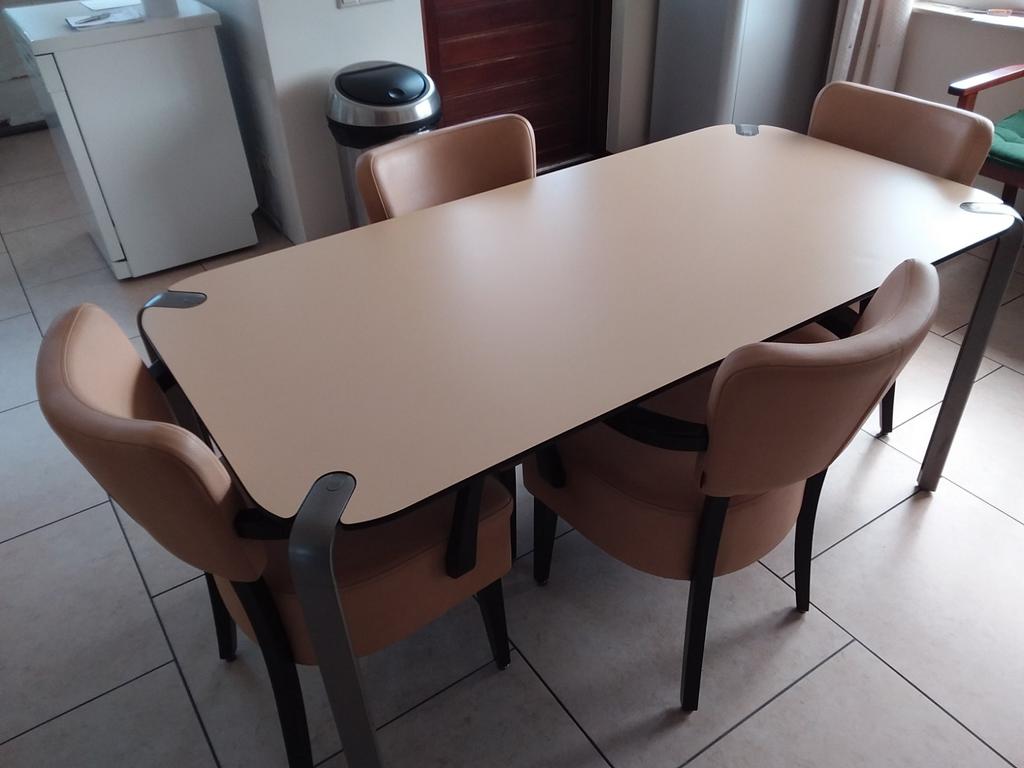 Retro look tafel met 4 stoelen, Enlèvement