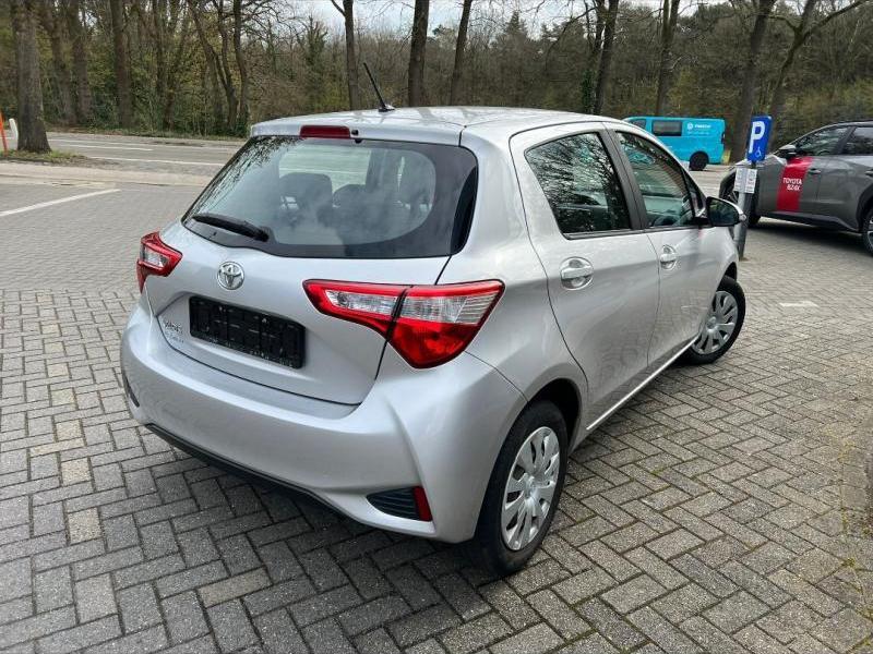 Toyota Yaris Young 1.0L, Auto's, Overige kleuren, 72 pk, Bedrijf, Handgeschakeld