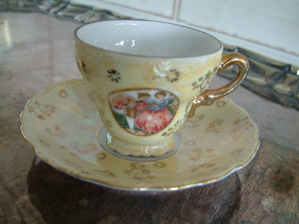 Deux petites tasses et soucoupes nacrées Limoges NOVEX, Enlèvement