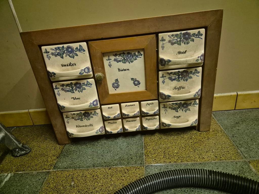 Kruidenkast antiek, Ophalen