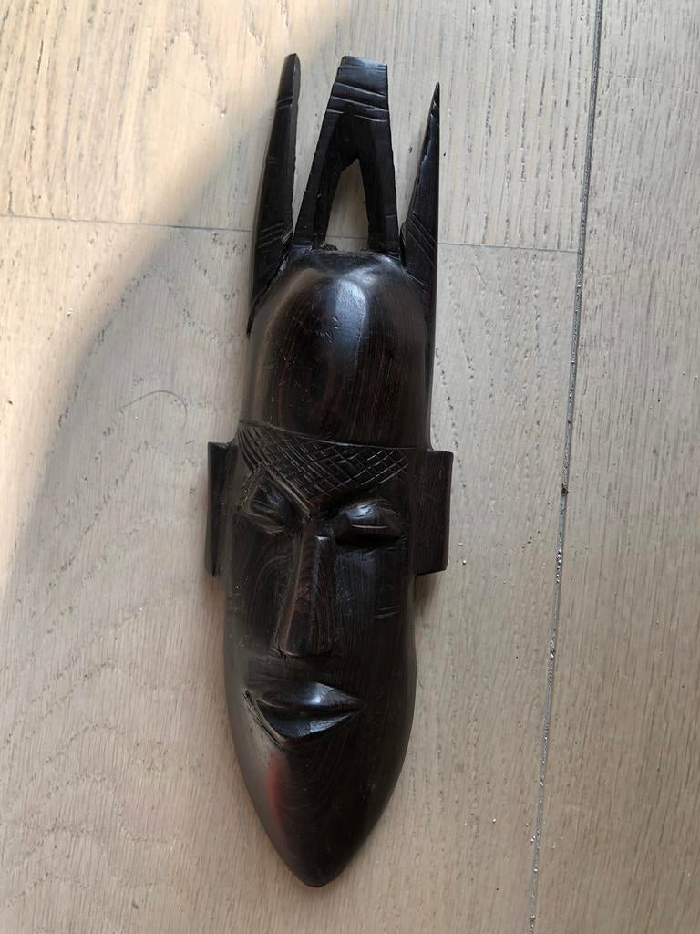 Masque africain en bois., Enlèvement