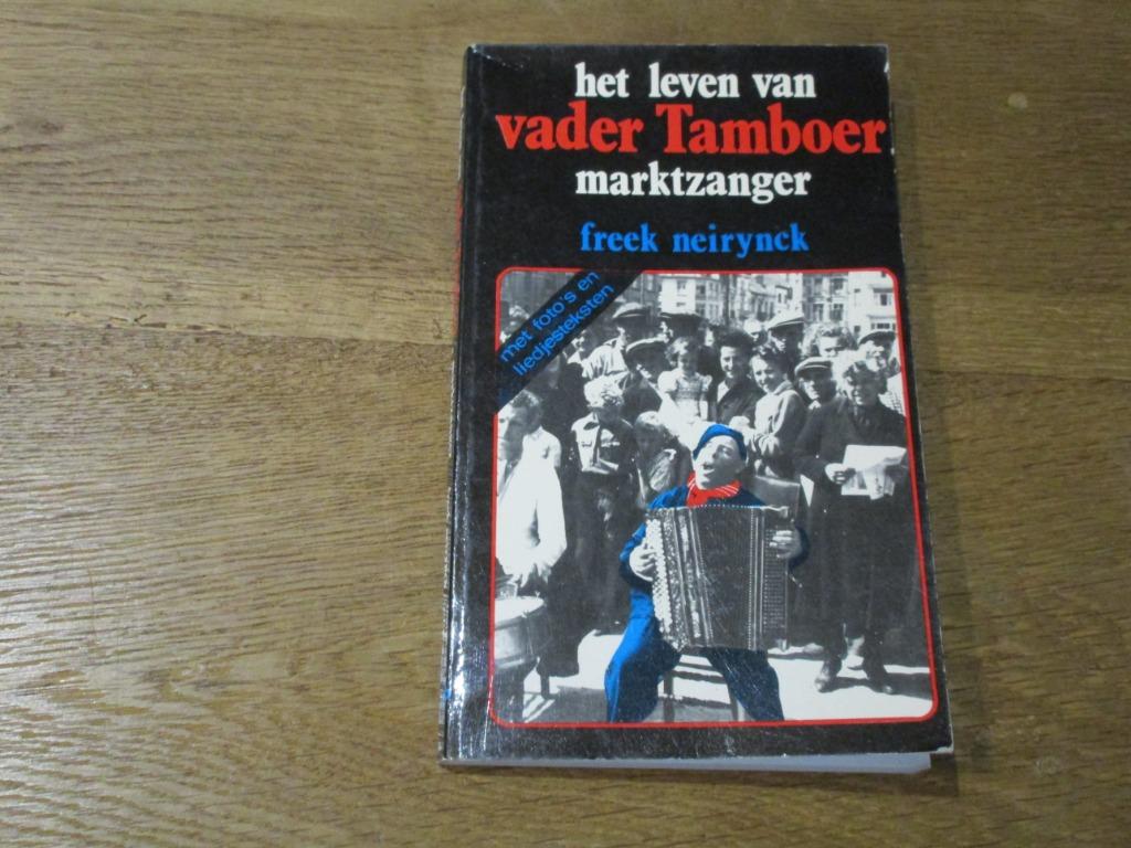EEKLO-HET LEVEN VAN VADER TAMBOER MARKTZANGER FREEK NEIRYNCK, Ophalen of Verzenden, Gelezen
