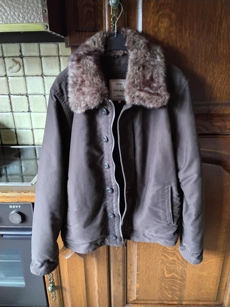 Mooie jas met tiret en knopen, Ophalen