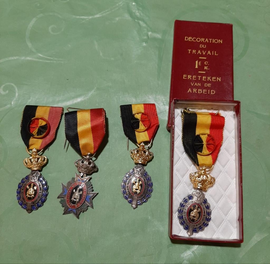 Eretekens Van De Arbeid, Ophalen