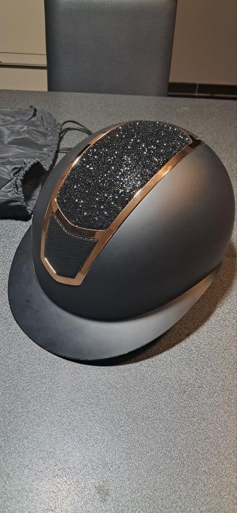 Paardrijhelm tok, Enlèvement