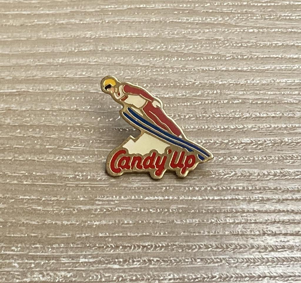 PIN - CANDY'UP - CHOCOLADEMELK - SCHANSSPRINGEN, Verzenden, Gebruikt, Merk, Speldje of Pin