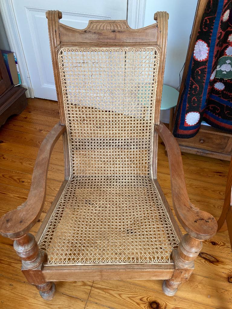 Fauteuils de style colonial, Enlèvement