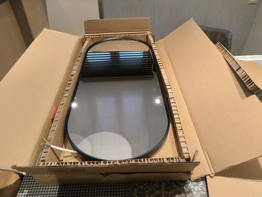 Moderne badkamer spiegel., Huis en Inrichting, Woonaccessoires | Spiegels, Ophalen, Ovaal