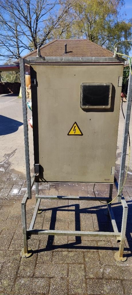 armoire de construction électrique dans un cadre galvanisé, Enlèvement, Utilisé, Interrupteur