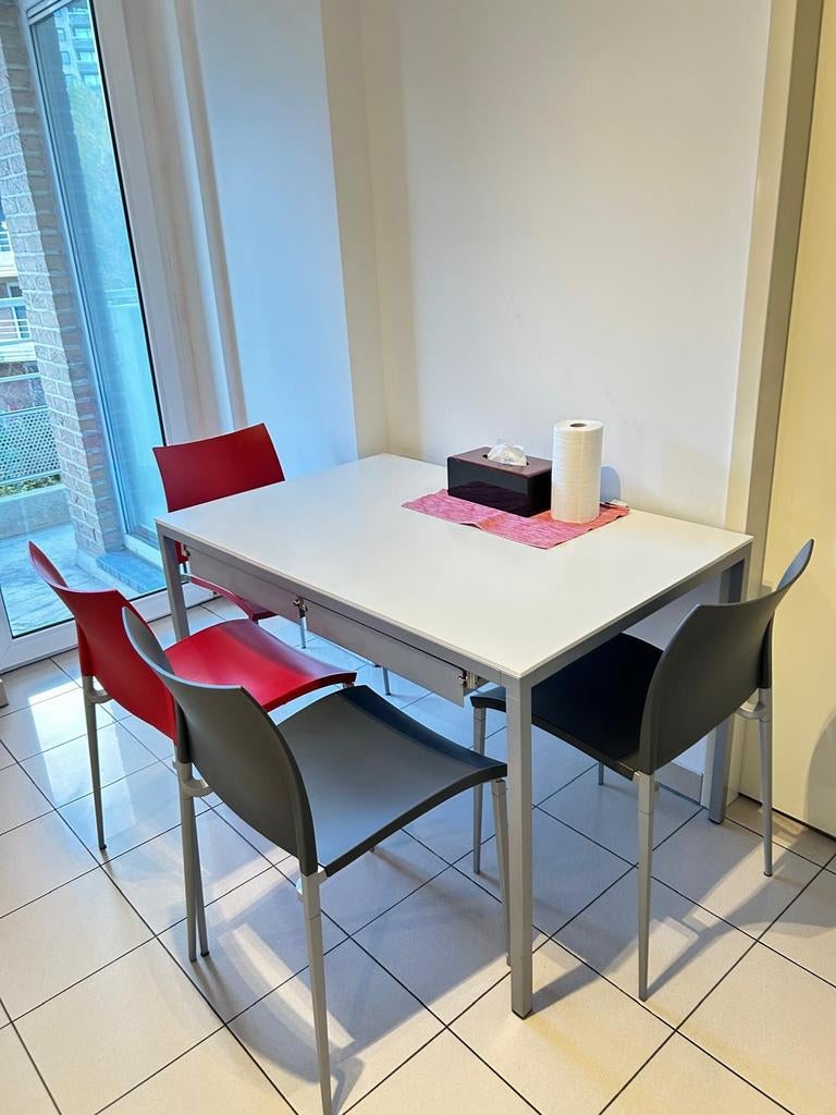 Table de cuisine et 4 chaises, 100 à 150 cm, Quatre personnes, Enlèvement, Utilisé