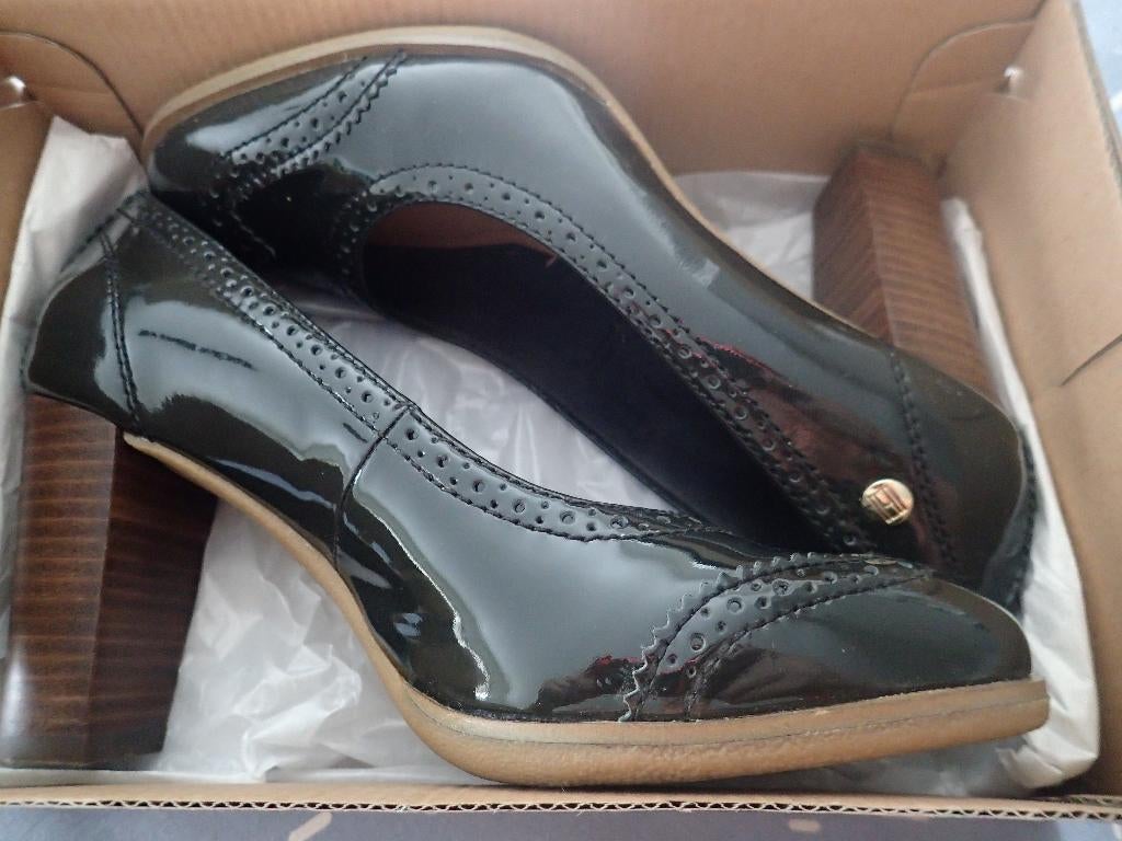 nieuwe donker groene pumps Tommy Hilfiger maat 37, Kleding | Dames, Nieuw, Ophalen of Verzenden, Schoenen met hoge hakken, Groen