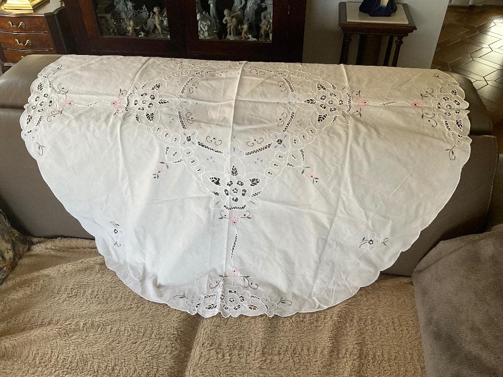 Geborduurd tafelkleed rond, Huis en Inrichting, Tafelkleden, Ophalen of Verzenden, Gebruikt, Rond