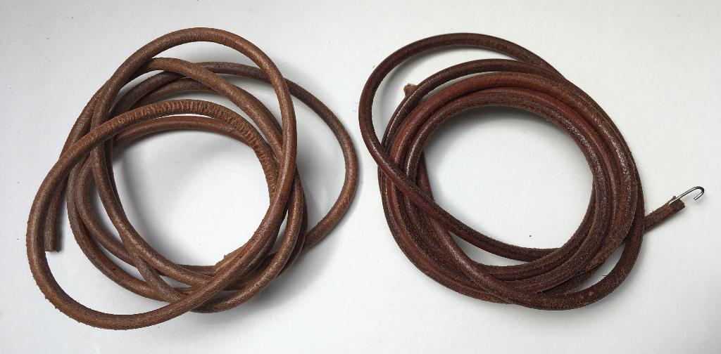 2 lederen riemen voor oude naaimachine, Hobby en Vrije tijd, Naaimachines en Toebehoren, Ophalen, Zo goed als nieuw, Naaimachine