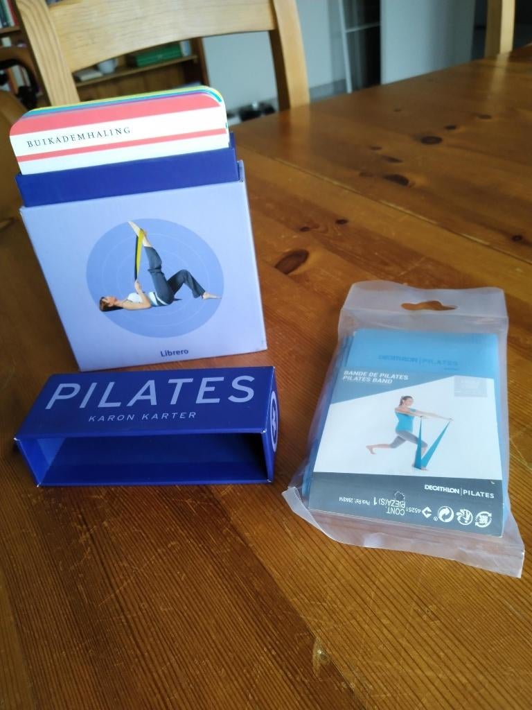 box met 50 pilates kaarten - K.  Karon + elastische band, Sport en Fitness, Yoga en Pilates, Ophalen of Verzenden, Zo goed als nieuw