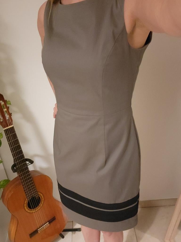 Jurk grijs/lever kleur maat 36, Kleding | Dames, Jurken, Maat 36 (S), Grijs, Ophalen