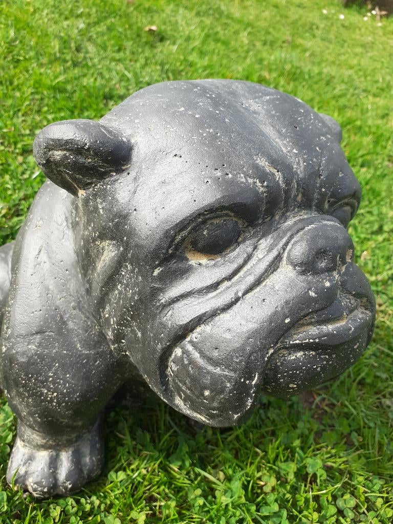 BOULEDOGUE ANGLAIS EN PIERRE PATINEE (hauteur 30 cm )., Enlèvement ou Envoi, Neuf, Autres matériaux, Animal