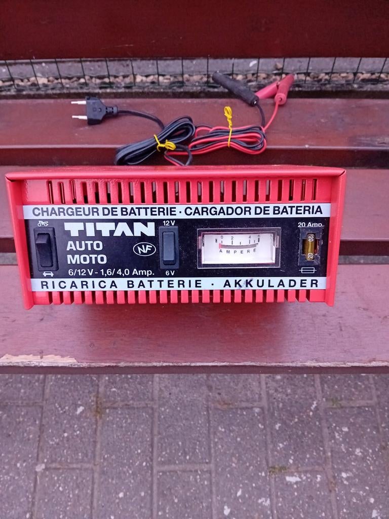 Chargeur de batteries 6 ou 12 volts comme neuf Pour voiture