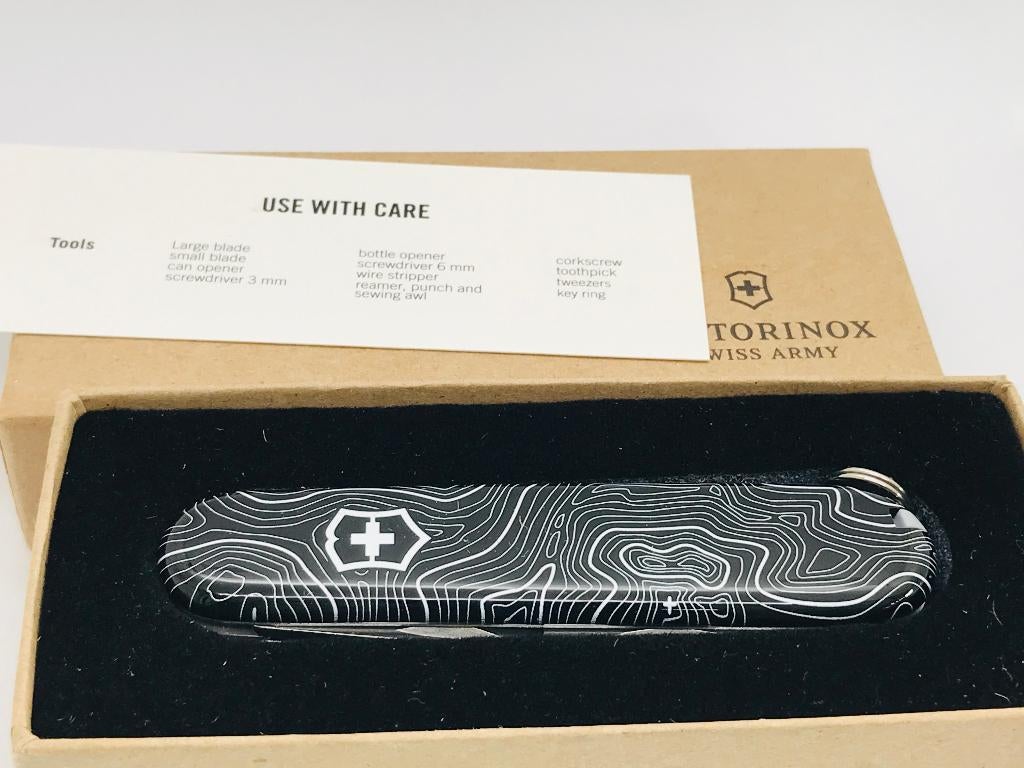 Victorinox Swiss Army Knife Topography Black Marlbor Special, Caravans en Kamperen, Kampeergereedschap, Ophalen of Verzenden, Nieuw