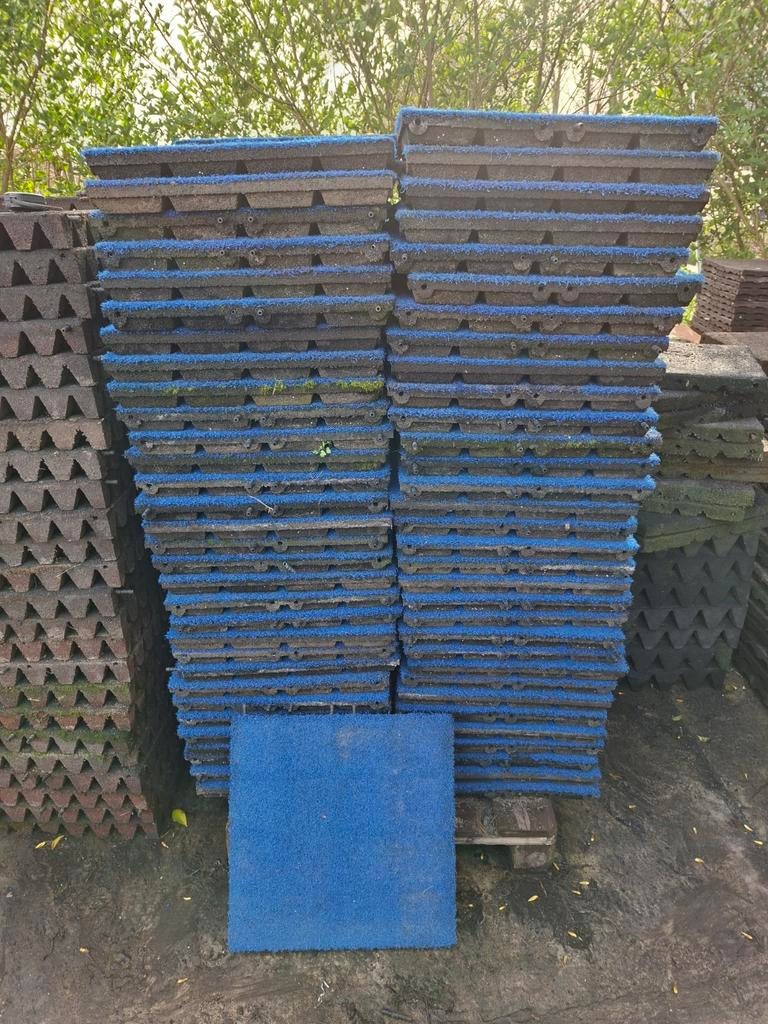 128 nagenoeg nieuwe blauwe rubberen grastegels, Ophalen