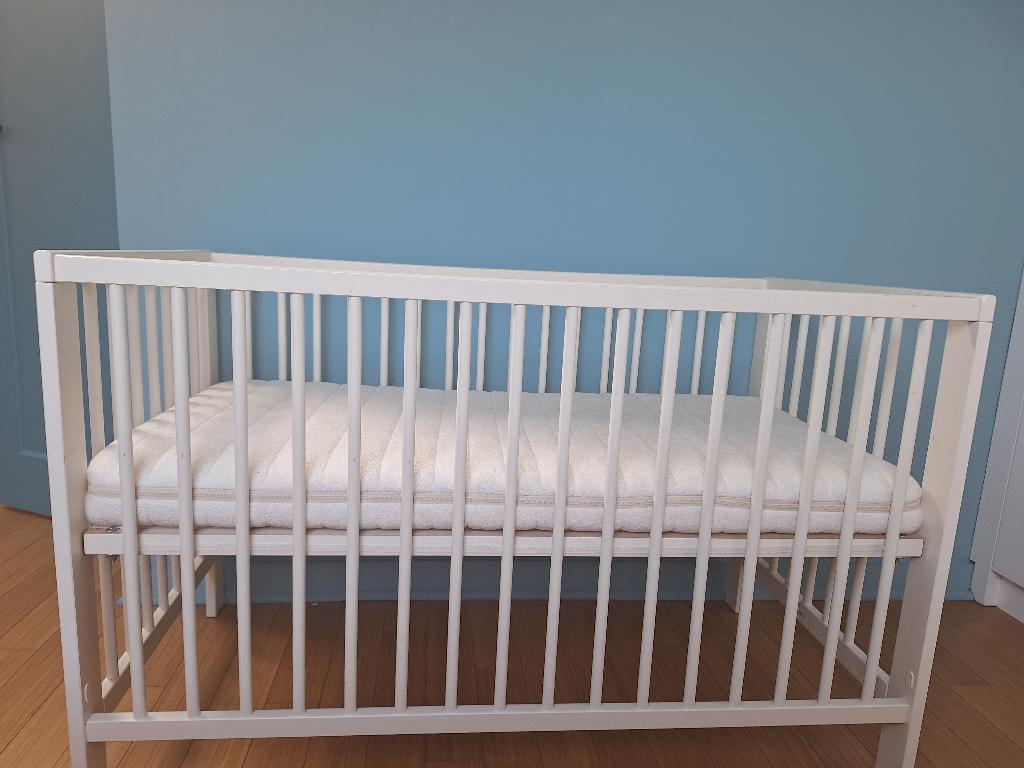 Lit bebe IKEA + matela, Enlèvement, Utilisé, Lit