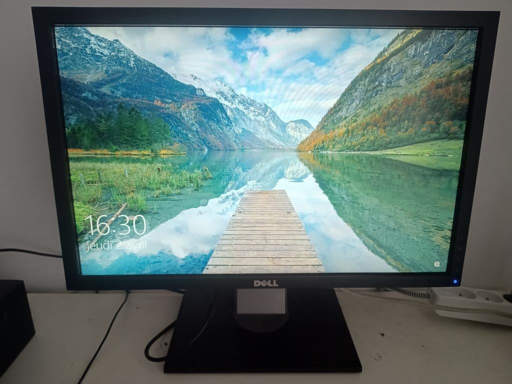 Dell-monitor van 22 inch, Computers en Software, Monitoren, Ophalen, Zo goed als nieuw, DVI