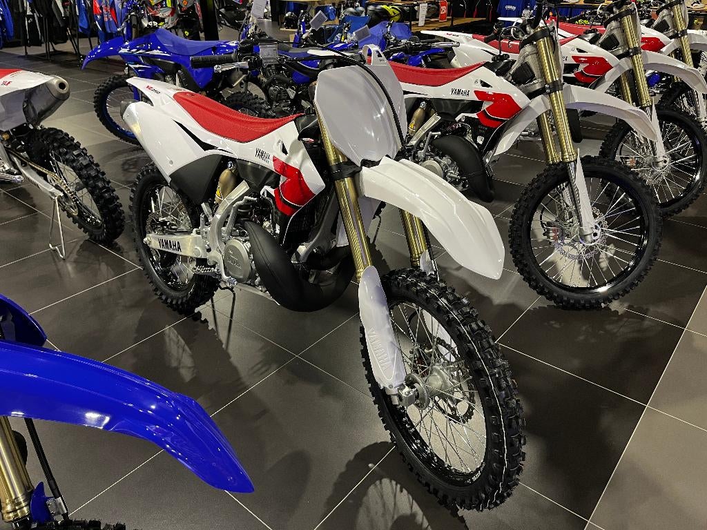 Yamaha YZ250 70th anniversary, Motos, Motos | Yamaha, Entreprise, Moto de cross, 249 cm³