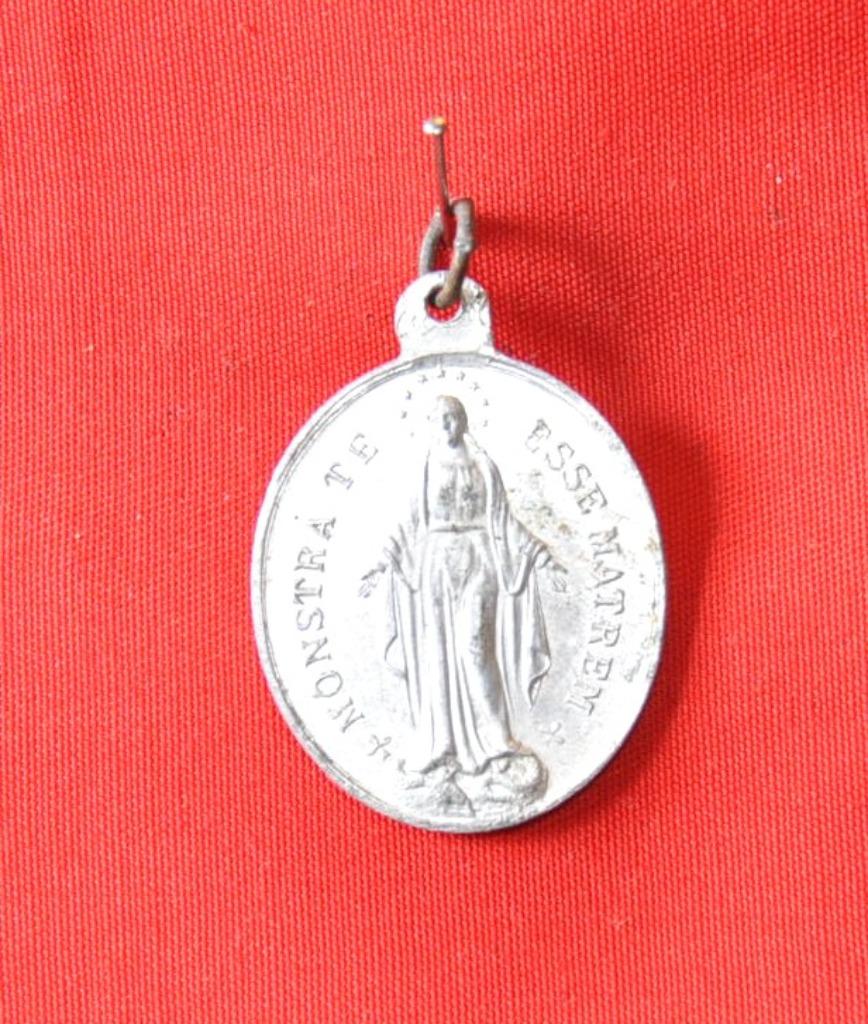 medaille pendentif religieuse en alu (x2024), Enlèvement ou Envoi, Utilisé, Bijoux, Christianisme | Catholique