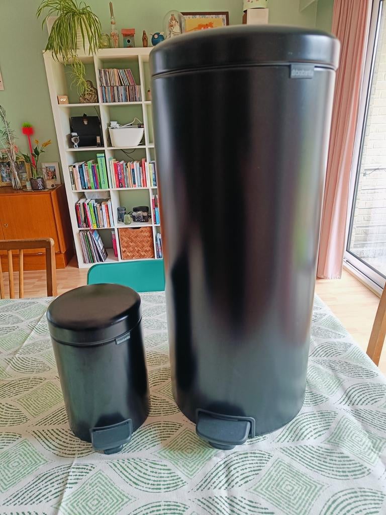 Zwarte vuilnisbak Brabantia 30l, Ophalen