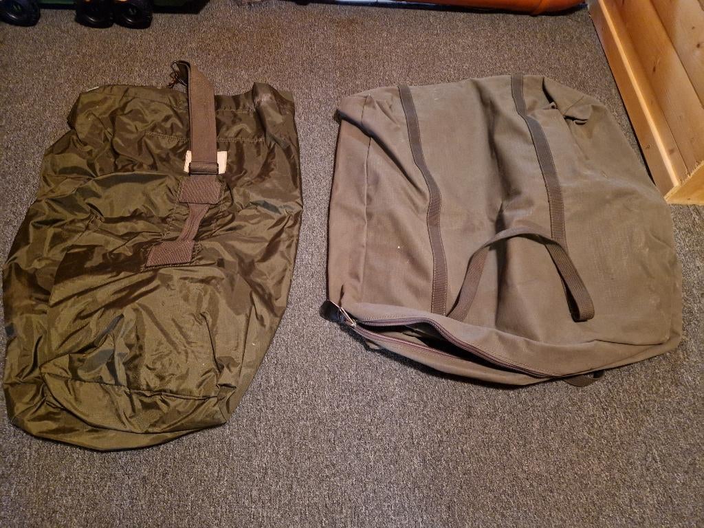 2 leger draagtassen (militair materiaal), Verzamelen, Ophalen