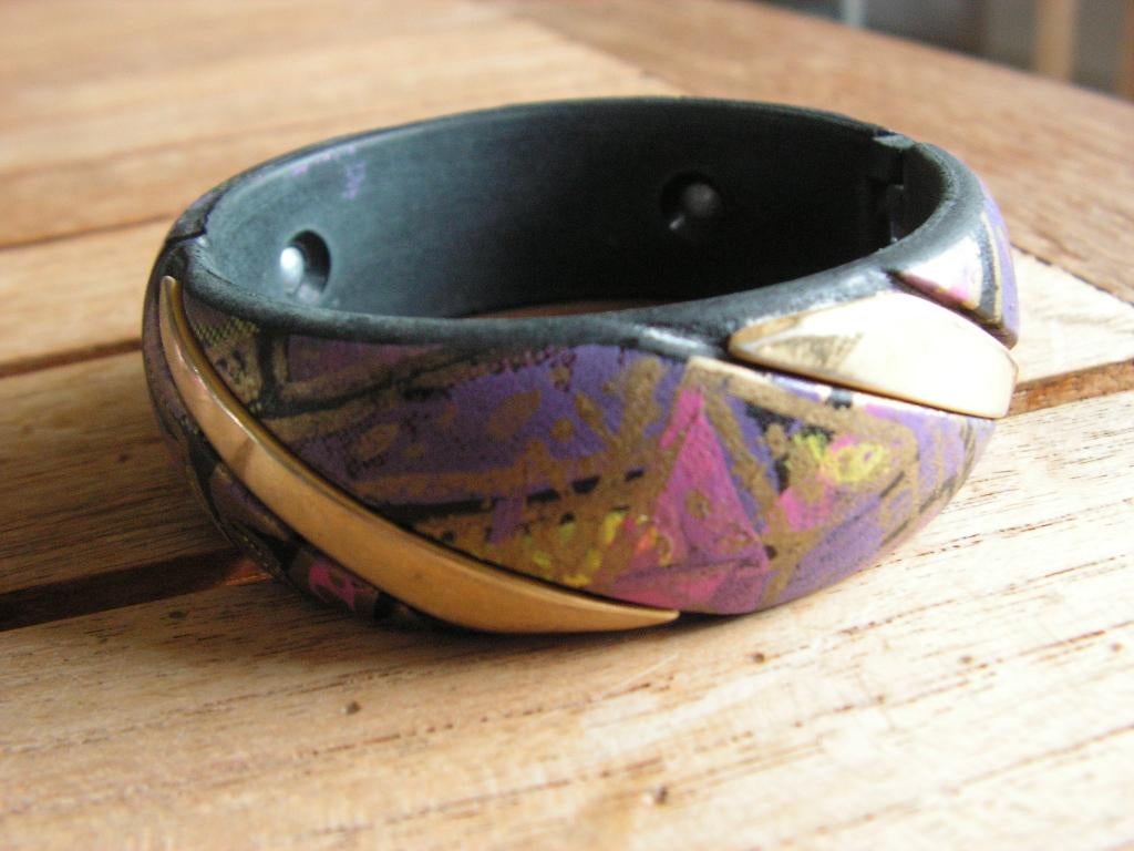 Joli bracelet. Hauteur 2 cm, diamètre 7 cm., Bijoux, Sacs & Beauté, Bracelets, Comme neuf, Synthétique ou Plastique, Enlèvement ou Envoi