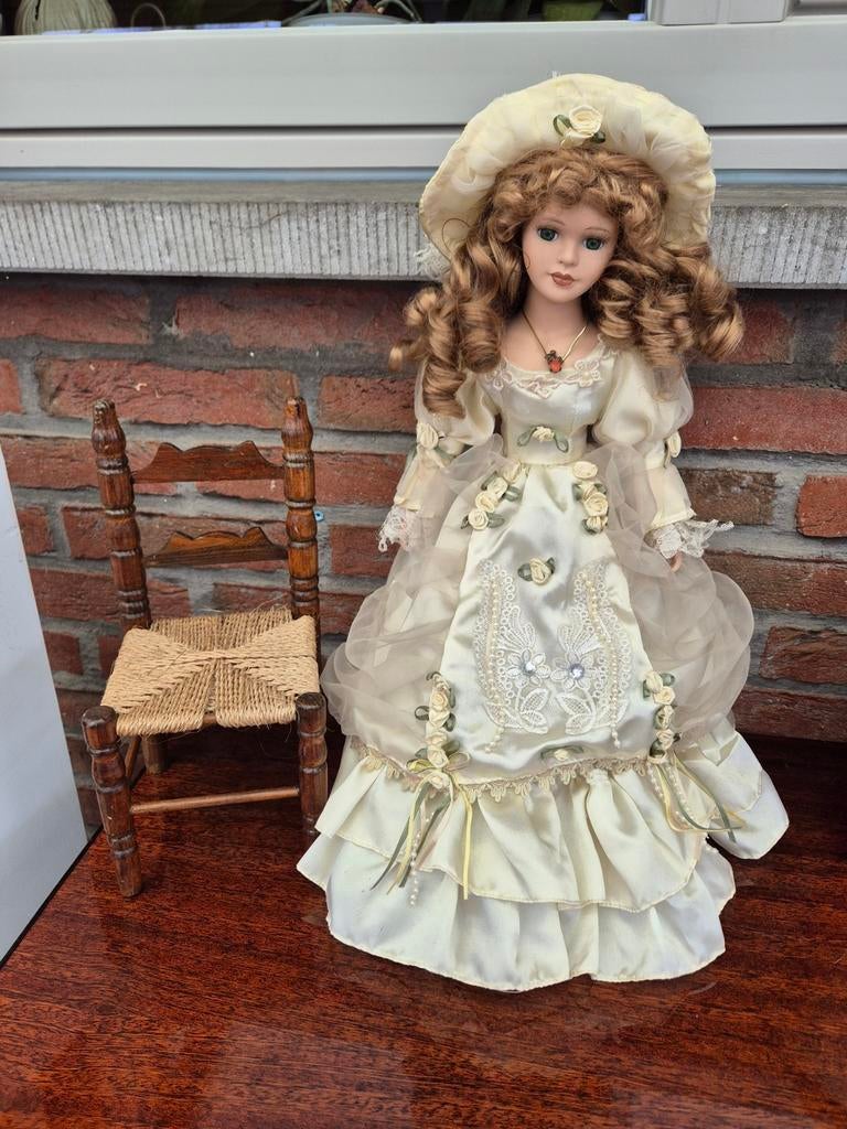 Poupée en porcelaine et chaise, Enlèvement ou Envoi, Poupée