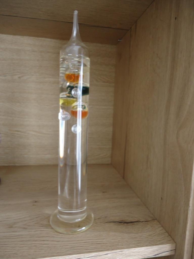 Een Galileothermometer in prima staat !, Huis en Inrichting, Ophalen of Verzenden, Zo goed als nieuw, Binnenthermometer