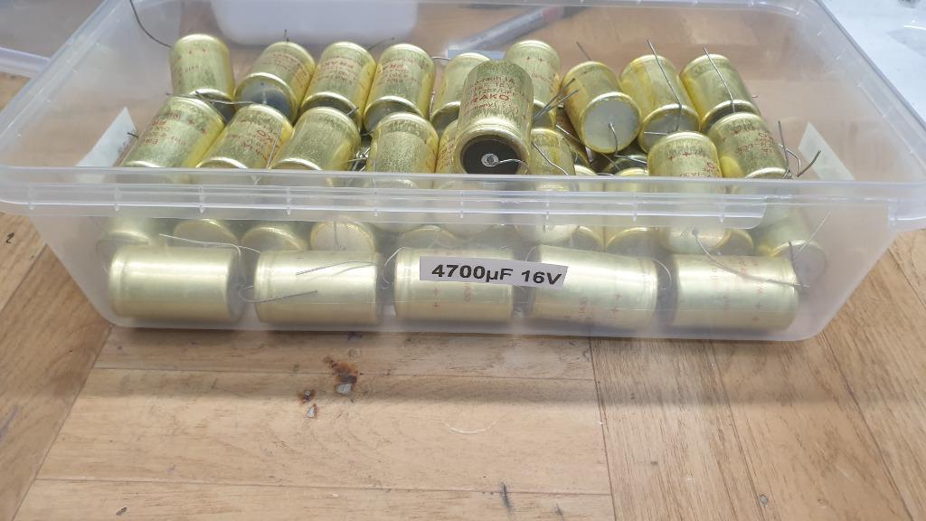 jw1287: 43 axiale condensatoren van 4700µF 16V, Hobby en Vrije tijd, Elektronica-componenten, Ophalen of Verzenden, Nieuw