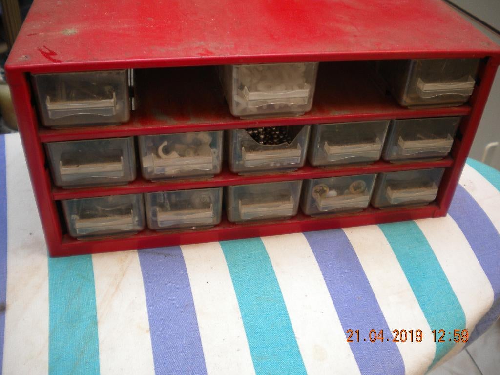 Klein rode metalen hangkast met de benodigdheden erbij, Ophalen