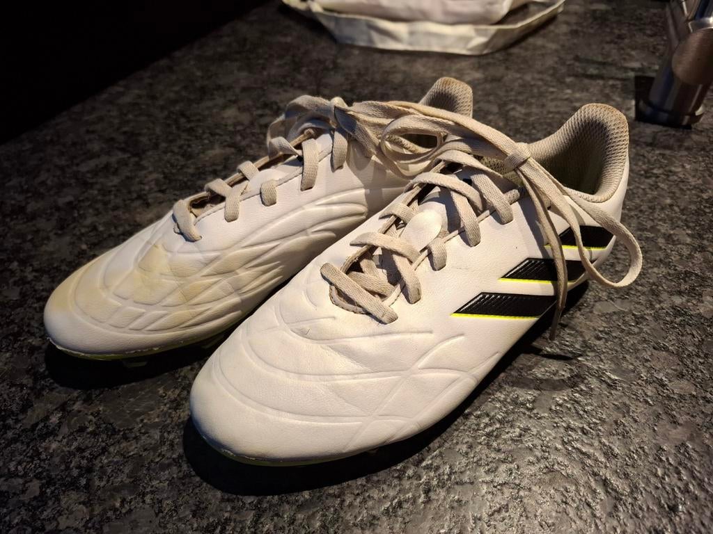 Chaussures de football Adidas, blanches taille 37 1/3, Sports & Fitness, Enlèvement ou Envoi