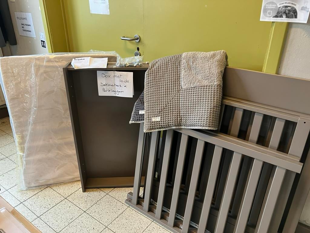 Box Brent – Taupe (incl. lade, dekmatras & Koeka boxkleed), Enlèvement, Utilisé, Rectangulaire, Tiroir