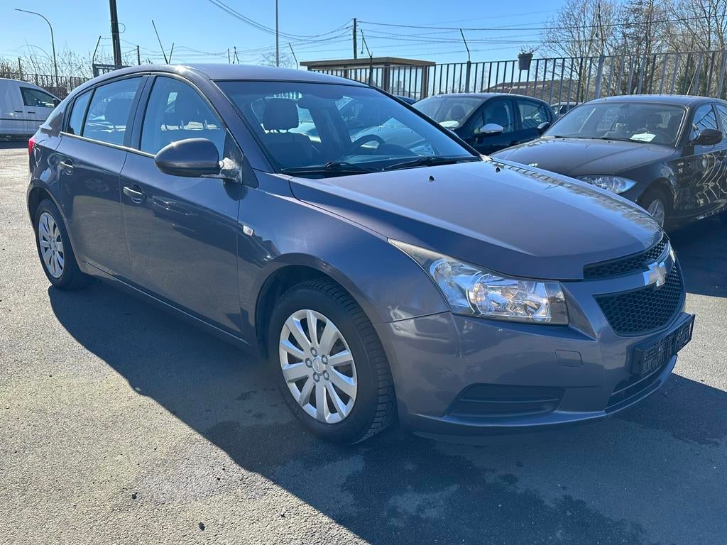 Chevrolet Cruze hatchback 1.6i, Auto's, Euro 5, Stof, 4 cilinders, Dealer onderhouden