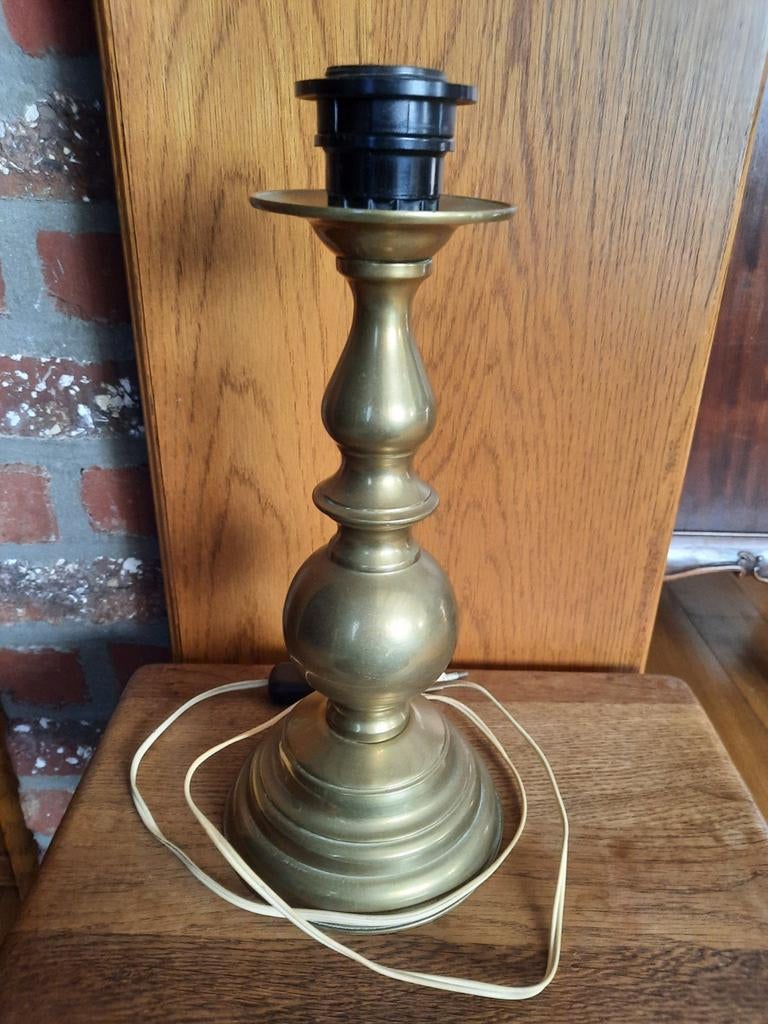 Koperen voet tafellamp., Ophalen