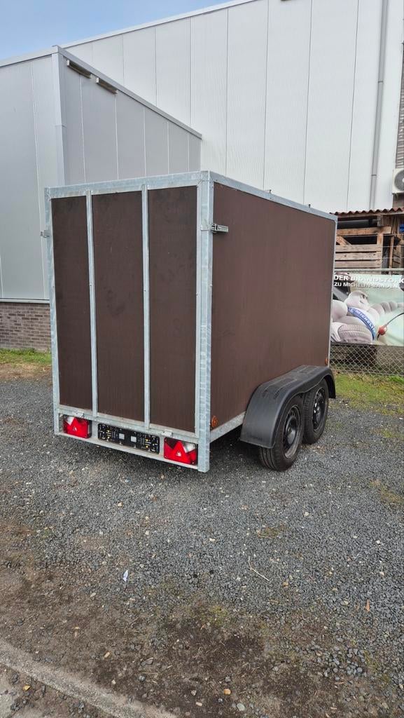 Gesloten aanhanger in topstaat, Enlèvement