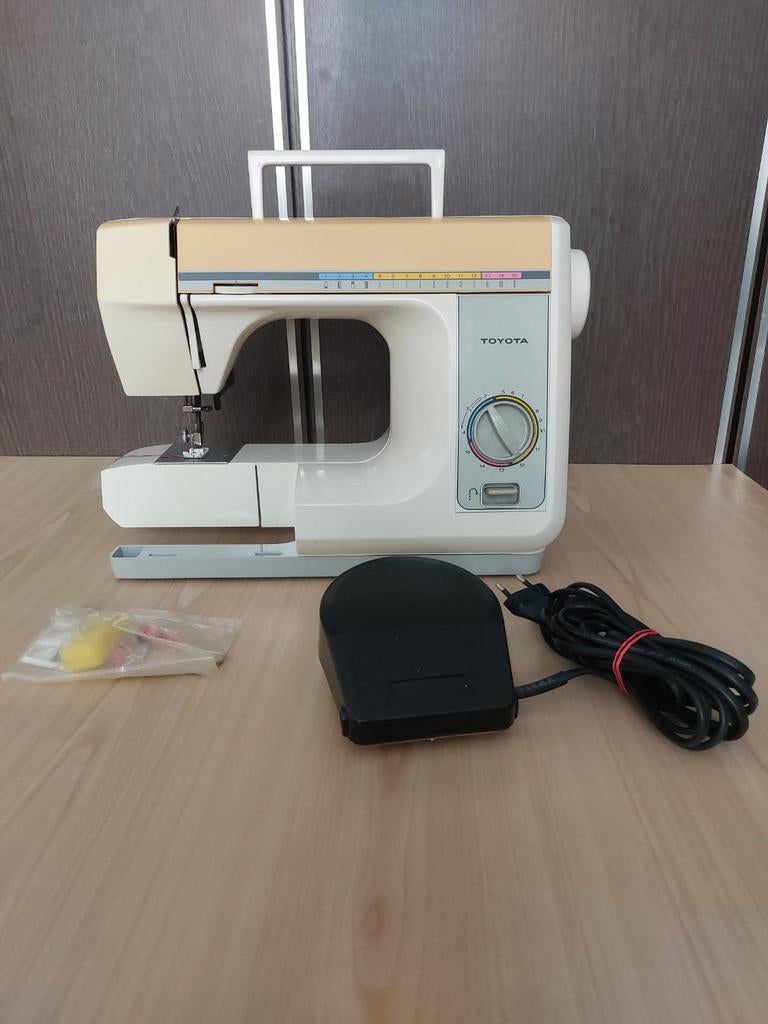Machine à coudre Toyota, Hobby & Loisirs créatifs, Machines à coudre & Accessoires, Machine à coudre
