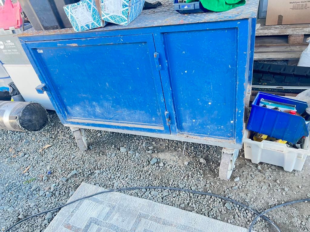 Grote werkbank op wielen en opbergruimte staalplaat, Ophalen, Zo goed als nieuw