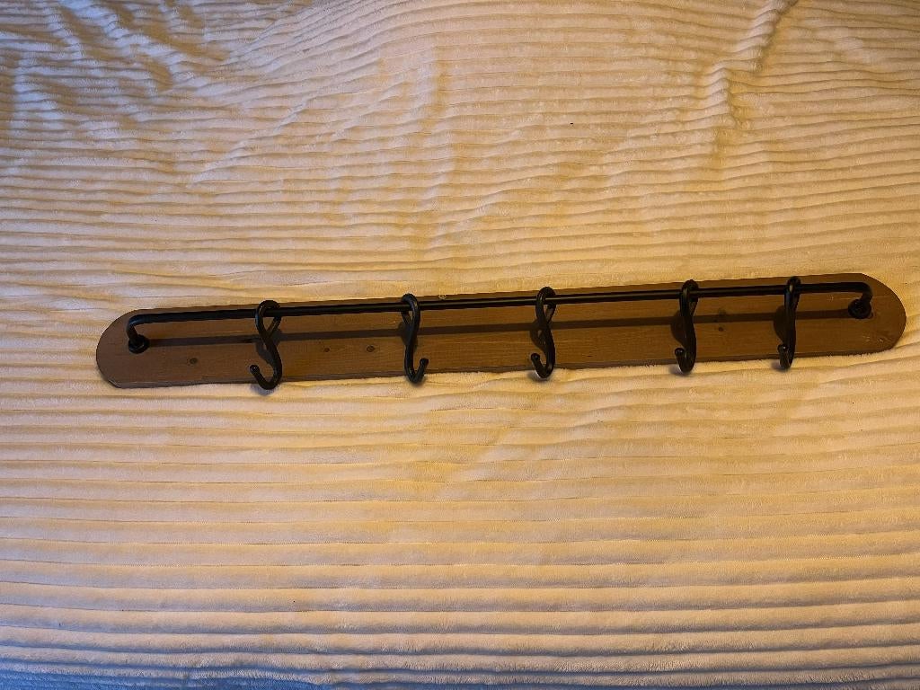 landelijke kapstok – hout met zwarte haken, Huis en Inrichting, Woonaccessoires | Kapstokken, Zo goed als nieuw, Wandkapstok, Hout