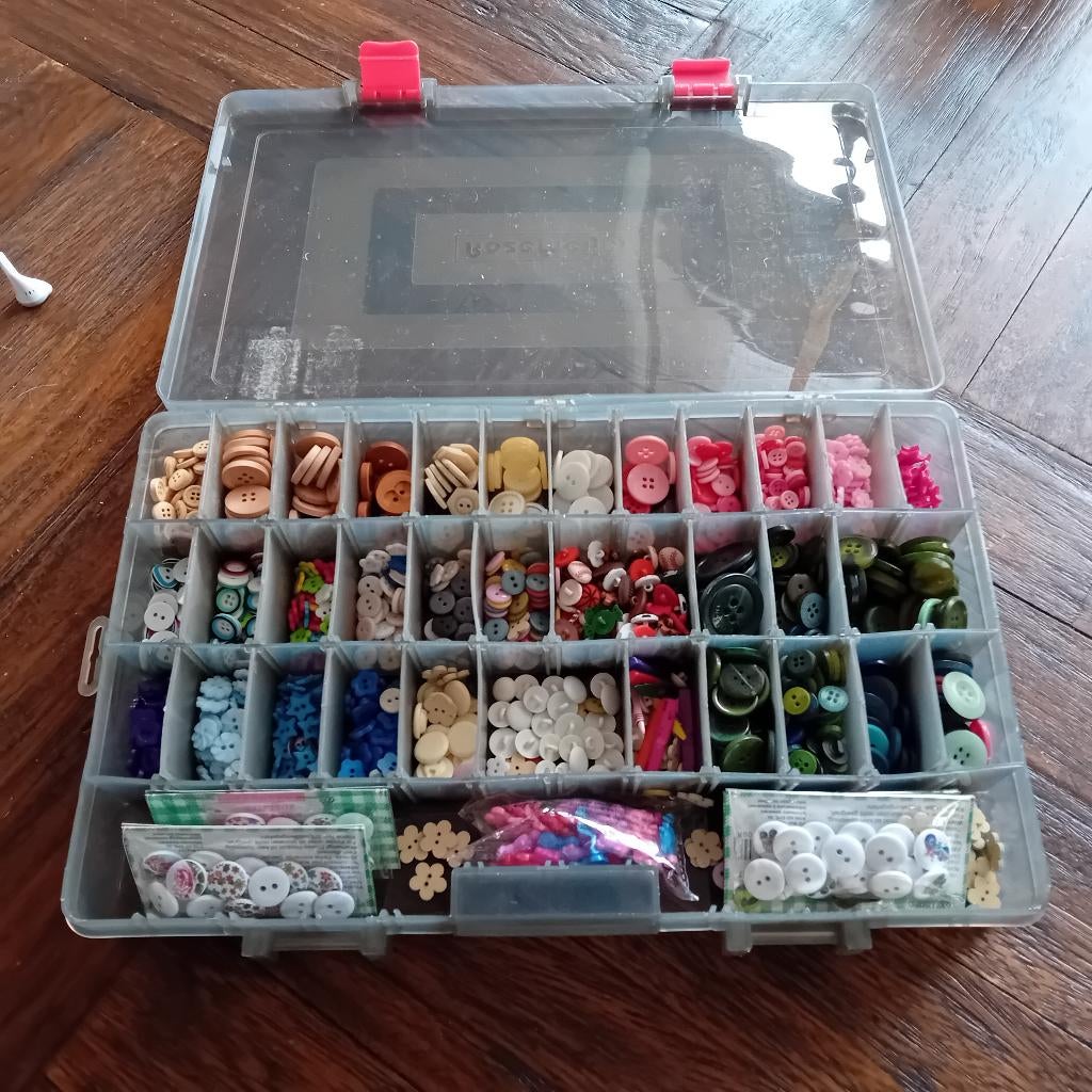 Opbergdoos met vele knopen in diverse kleuren en maten, Ophalen of Verzenden