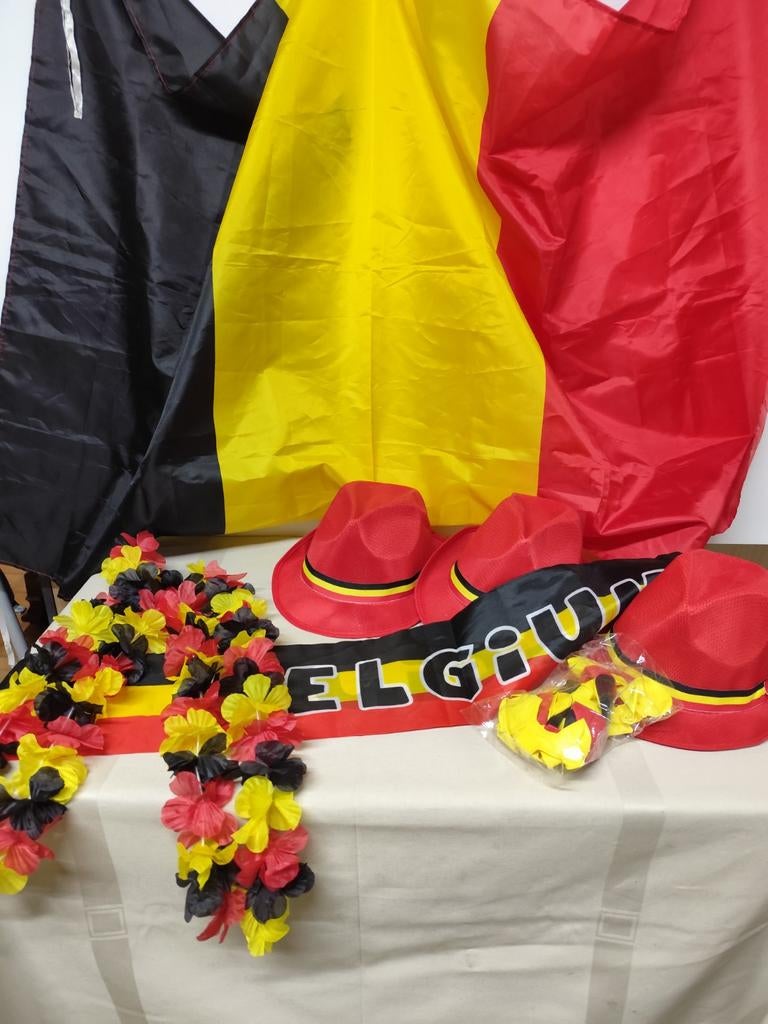 Voetbal accessoires, vlag, 3 hoeden, 2x halskrans, ballonnen, Ophalen, Accessoires