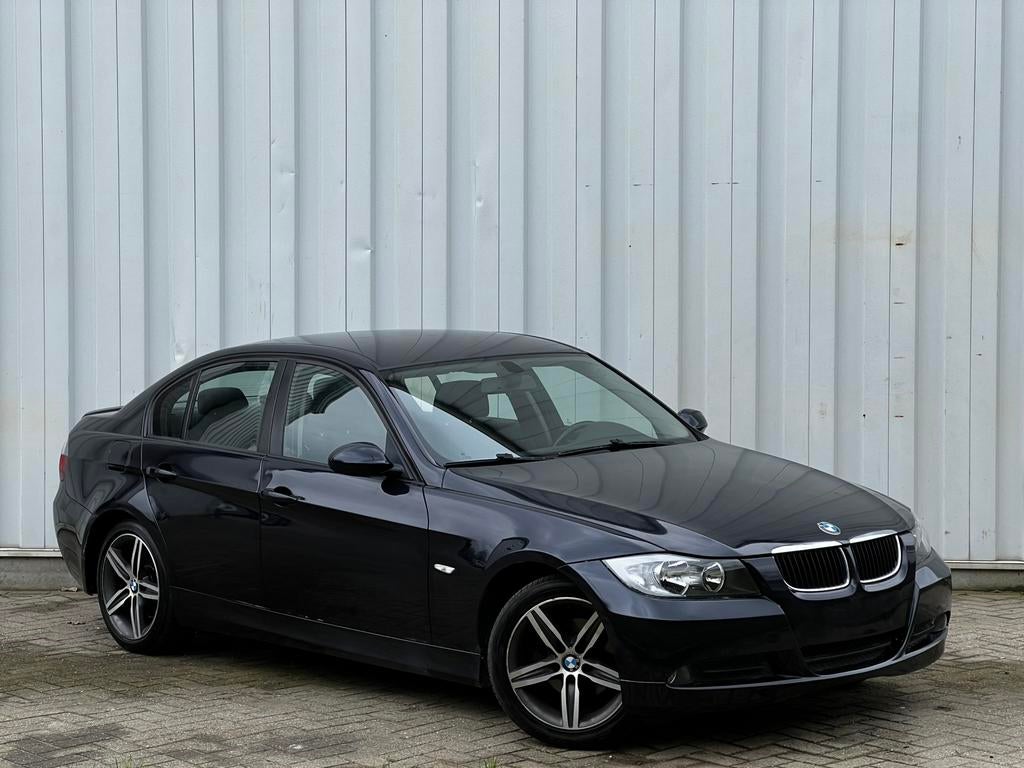 - BMW 318I E90 - 2.0 Essence - 150.000km - Clima - BJ 2006 -, Cuir, Entreprise, Noir, 5 portes